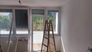 Fehér Hevestherm Green 76 műanyag ablakok és erkélyajtó műanyag redőnyökkel egy felújított panellakásban