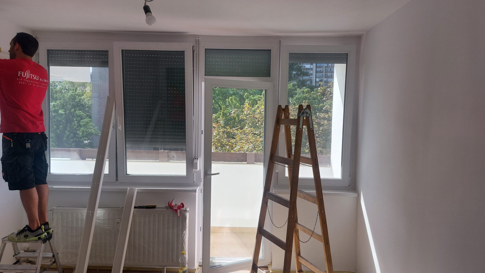 Hevestherm Green 76 ablakok és erkélyajtó befejező szerelése a panellakás felújítása során