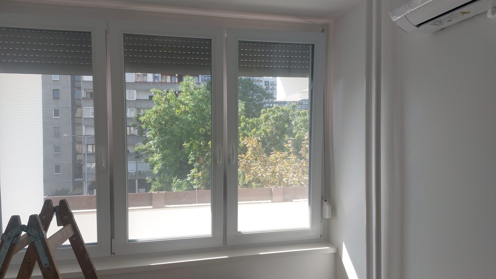 Háromrészes fehér Hevestherm Green 76 műanyag ablak redőnnyel a felújított panel lakásban
